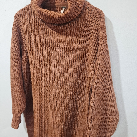 FREE PEOPLE Eleven Cowl Turtleneck Oversized Rust Brown Sweater Size Small - Picture 3 of 11